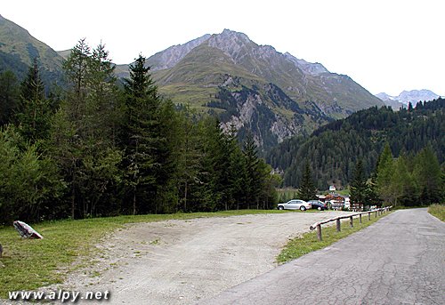 Parkovit asi 1500 m za Kalsem